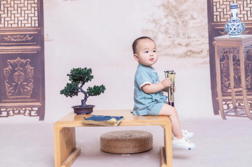 黄骅宝宝边吃奶边挣扎烦躁